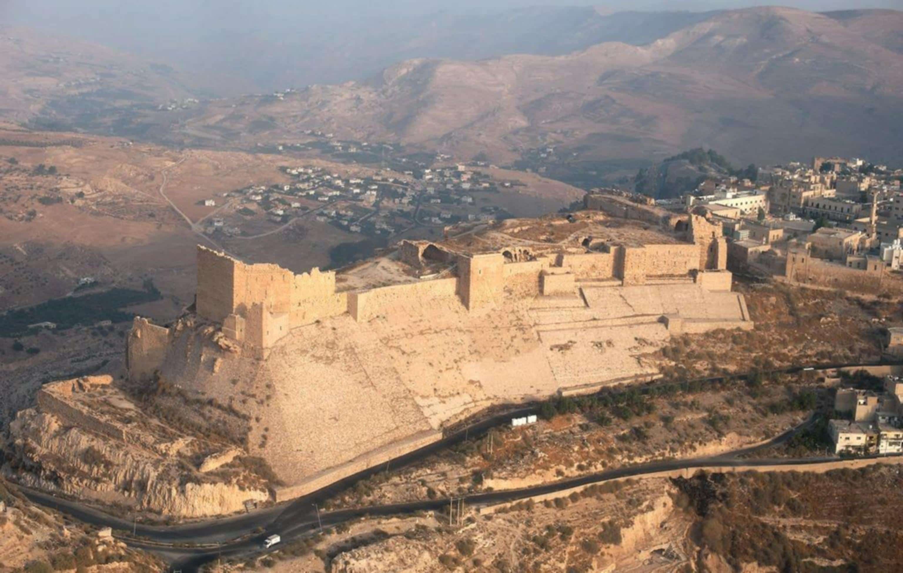 قلعة الكرك على هضبتها فوق مدينة الكرك عند الغروب